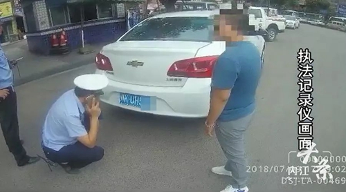 内江无证女司机将车牌号J变U，被罚款行拘(图1)