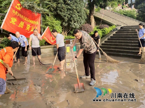 江阳区北城街道***员突击队奋战在长江河段清淤第一线(图1)