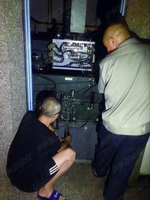 电梯老化故障不断&nbsp;泸州市民被困一个多小时(图1)