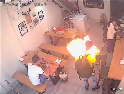 宜宾男点烟引空气爆燃&nbsp;消防称打火机漏气所致(图1)