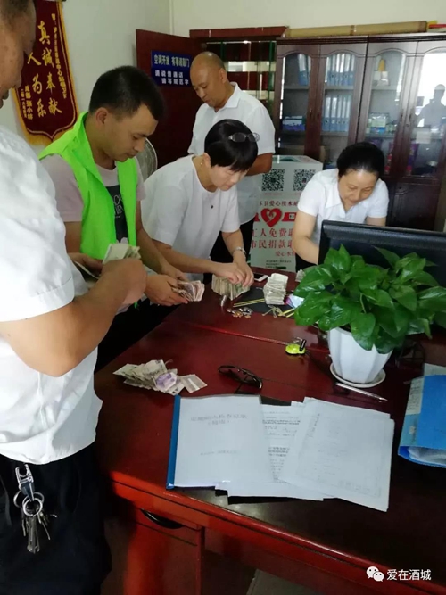 泸州环卫工冒着酷暑劳动&nbsp;让我们一起来送清凉(图1)