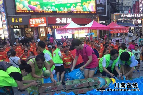 阳光公益:酒城环卫送清凉 致敬最可爱的人!(图3) 阳光公益:酒城环卫送清凉 致敬最可爱的人!(图3)