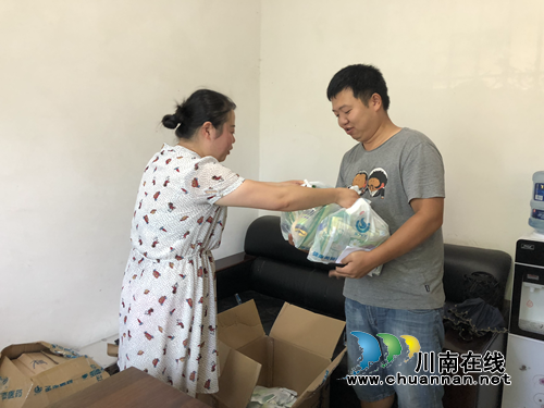 泸县百和镇开展“送清凉”慰问活动(图1)