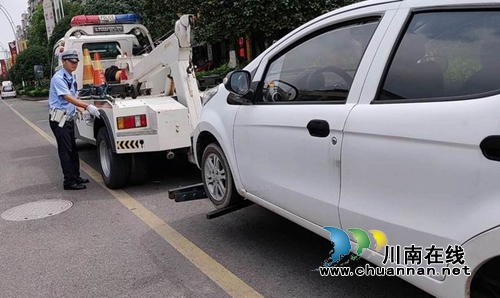 泸县公安局交警大队:严厉整治城区车辆乱停乱放 优化城区道路交通秩序(图2) 泸县公安局交警大队:严厉整治城区车辆乱停乱放 优化城区道路交通秩序(图2)