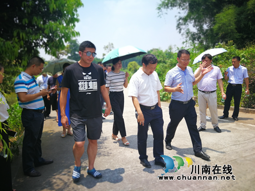 市政府秘书长刘志勇率队调研泸县沱江流域垃圾治理工作(图3) 市政府秘书长刘志勇率队调研泸县沱江流域垃圾治理工作(图3)