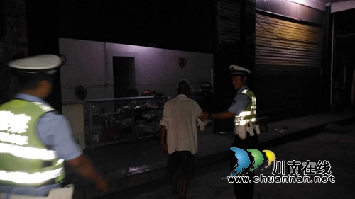 宜宾筠连交警大队夜查救助一位迷路老人(图1)
