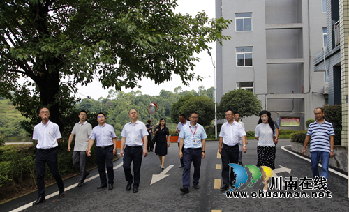 省委统战部副部长魏在田率队调研宜宾翠屏区基层统战工作(图1)