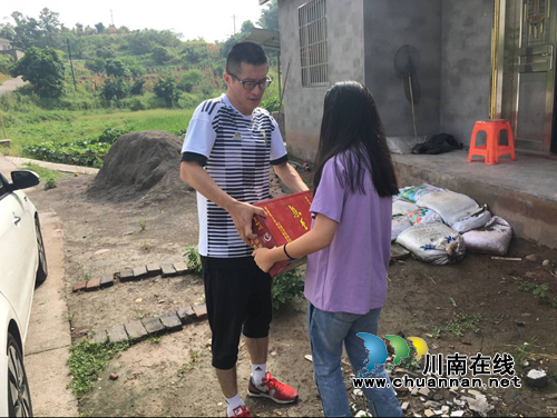 龙马潭区文体广局走访慰问奎丰社区精准扶贫户(图1)