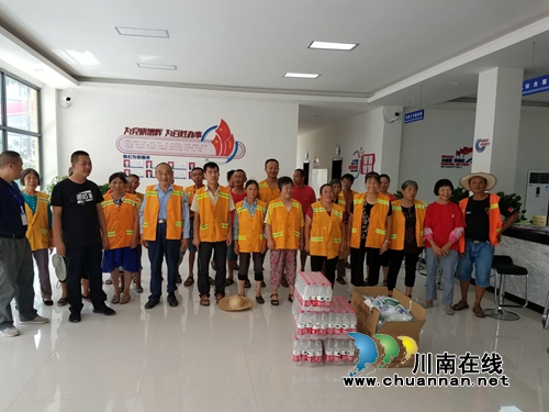 泸县云龙镇走访慰问一线工作人员(图1)