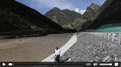 随村级河长探访岷江源(图1)