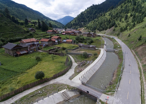 随村级河长探访岷江源(图4)