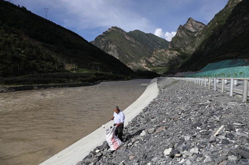 随村级河长探访岷江源(图5)