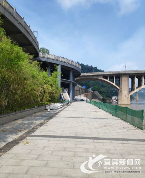 宜宾“网红”苏黄塑像启动修复 预计半月修好(图2) 宜宾“网红”苏黄塑像启动修复 预计半月修好(图2)