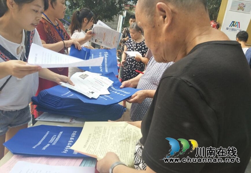 江阳区北城街道借创建国家食品安全城市宣传开展反邪教宣传活动(图1)