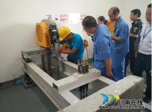 江阳区张坝街道江南新区&nbsp;开展电梯困人救援演练(图1)