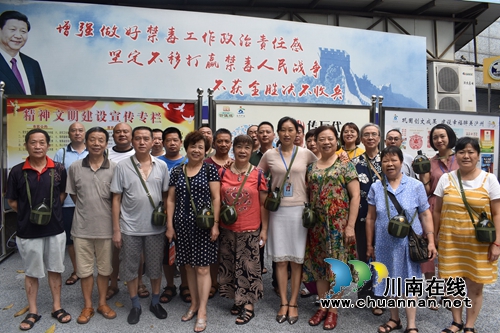 江阳区华阳街道竹苑社区开展固定党日暨庆八一活动(图1)