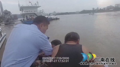 泸州游泳爱好者险丧趸船下&nbsp;水上派出所及时相救(图2)