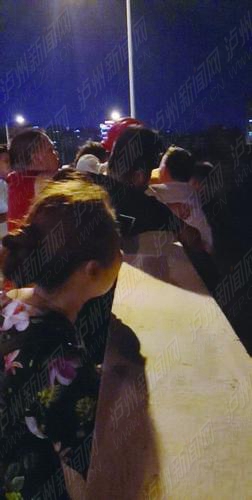 惊险！泸州男子跳桥轻生瞬间被市民合力拉住(图1)