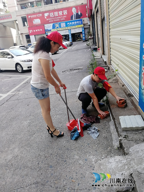 纳溪区政务中心：炎炎烈日下的志愿者风采(图3)