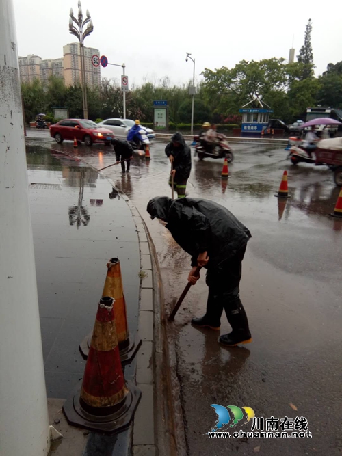泸县城管执法局全力防汛排涝&nbsp;力保交通畅通(图2)