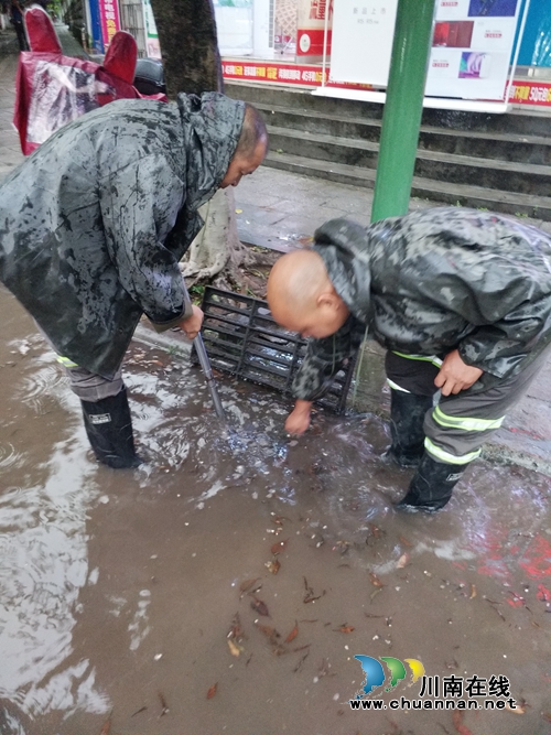 泸县城管执法局全力防汛排涝&nbsp;力保交通畅通(图1)