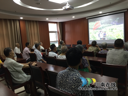 江阳区张坝街道沙坪社区观看《初心不忘》专题记录片(图2)