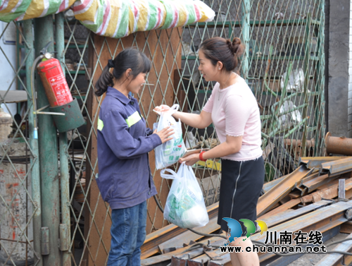 川煤芙蓉公司工会到威鑫煤业慰问高温一线职工(图1)