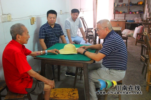 纳溪区人大常委会副主任翁庆平到棉花坡镇慰问退役军人和优抚对象(图1)