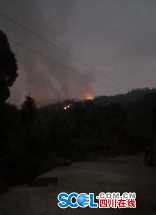 叙永赤水镇突发山火&nbsp;数百人奋战9小时灭火(图3)