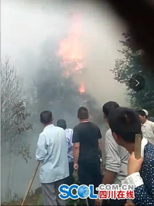 叙永赤水镇突发山火&nbsp;数百人奋战9小时灭火(图2)