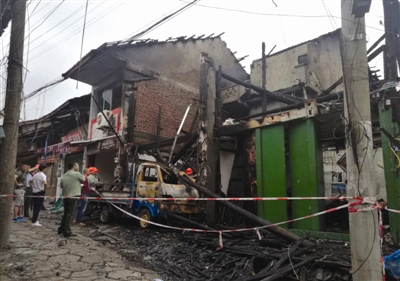 自贡千年古镇民房失火&nbsp;扑救近4小时无人伤亡(图1)