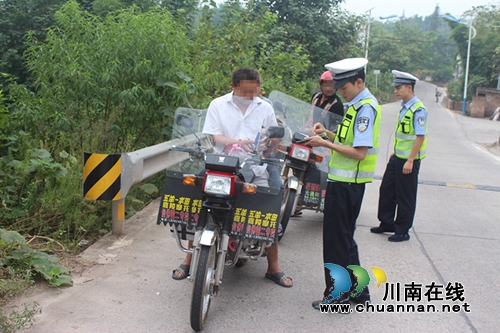 泸县公安局基层派出所开展汛期道路交通安全隐患排查(图1)