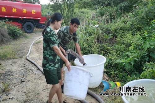 泸县综合应急救援大队送水显真情(图1)