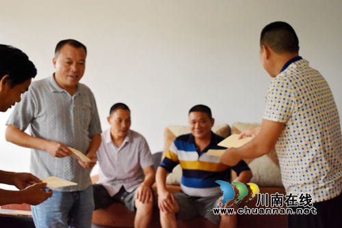 泸县六中开展“八一”慰问活动(图1)