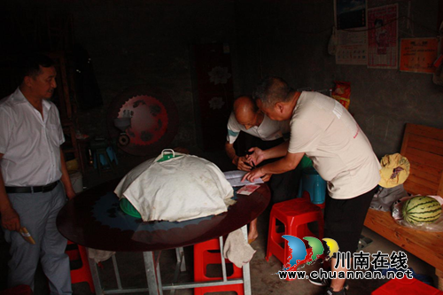 纳溪区棉花坡镇商会开展“八·一”慰问困难退伍军人活动(图1) 纳溪区棉花坡镇商会开展“八·一”慰问困难退伍军人活动(图1)