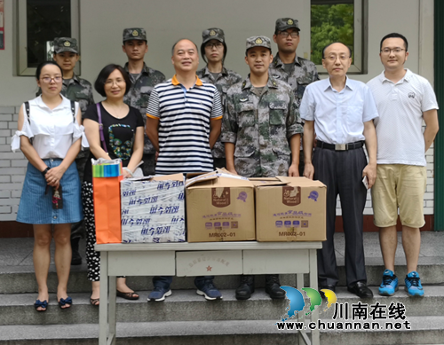 泸州市社保局带政策送温暖进军营(图1)