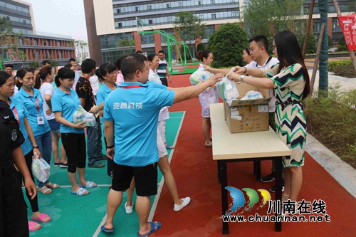 泸州高新区总工会组织开展夏送“清凉”活动(图1)
