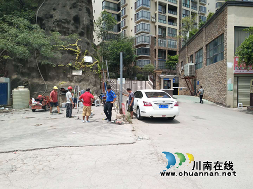 古蔺城管：不畏高温酷暑&nbsp;拆除违章建筑(图2)