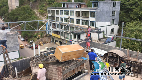 古蔺城管：不畏高温酷暑&nbsp;拆除违章建筑(图3)