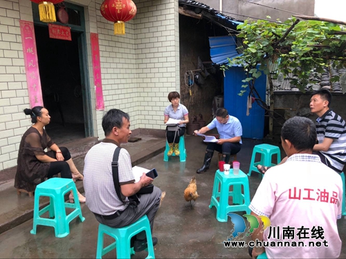 纳溪区棉花坡镇开展“隐患排查+扫黑除恶”摸排工作(图1)