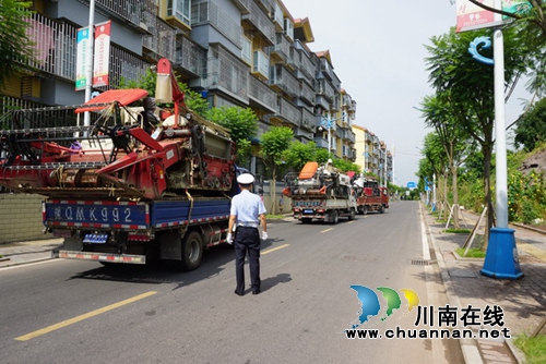 泸县公安局基层派出所多举措强化外来收割机交通安全管理(图1)