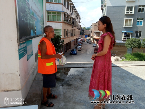 宜宾南溪区汪家镇开展夏日送清凉活动(图1) 宜宾南溪区汪家镇开展夏日送清凉活动(图1)