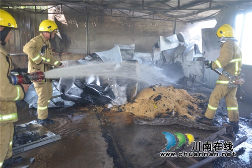 泸县综合应急救援大队成功处置一起民房火灾(图2) 泸县综合应急救援大队成功处置一起民房火灾(图2)