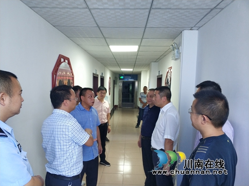 泸县县委书记薛学深一行到泸县建筑业法律服务中心进行慰问与调研(图1) 泸县县委书记薛学深一行到泸县建筑业法律服务中心进行慰问与调研(图1)