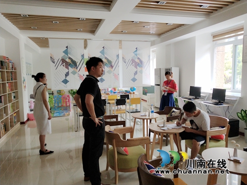 江阳区委宣传部到张坝街道匠心社区督查美丽幸福院坝建设使用情况(图1)