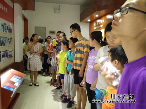合江县中小学生参观县档案馆爱国主义教育基地展厅(图1)