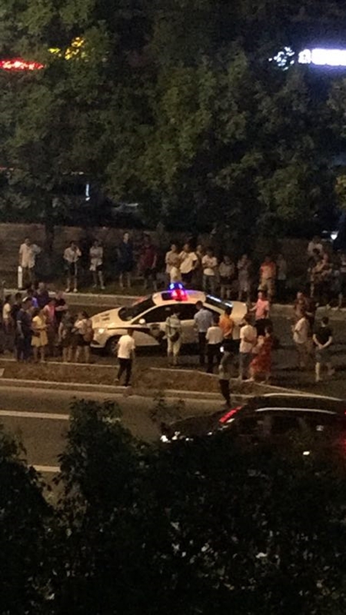 自贡：租车行里枪击案？警方缴获两支塑料枪(图2)