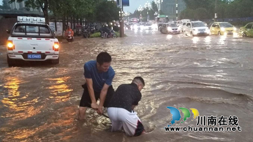 泸州普降暴雨&nbsp;党员干部带头抢险救灾(图1)