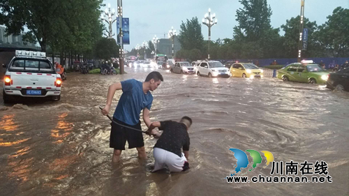 泸州普降暴雨&nbsp;党员干部带头抢险救灾(图2)