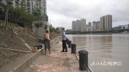 内江甜城湖现水怪?执法部门称或是排污管黑水(图1) 内江甜城湖现水怪?执法部门称或是排污管黑水(图1)